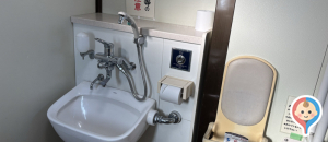 亀山公園　わんぱく広場(駐車場)のオムツ替え台情報