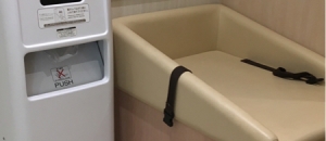 イオン板橋前野町店(1F 女性トイレ)のオムツ替え台情報