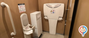 かまちか　女子トイレ内(B1)のオムツ替え台情報