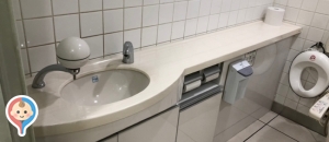 福屋八丁堀(8F ファミリートイレ)のオムツ替え台情報