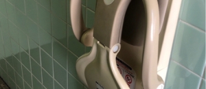 新宿交通公園(事務所横　誰でもトイレ)のオムツ替え台情報