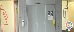 登戸駅前広場公衆トイレ(M2)のオムツ替え台情報