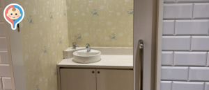 上野マルイ　女性用トイレ内(2F)のオムツ替え台情報