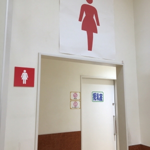 女性トイレ内にあります