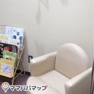 東近江市立　八日市図書館の授乳室・おむつ替え台の写真(2枚目)