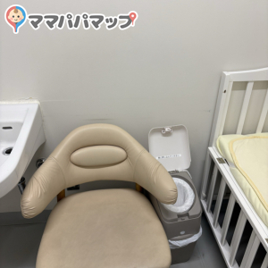 コストコ 中部空港(1F)の授乳室・おむつ替え台の写真(1枚目)
