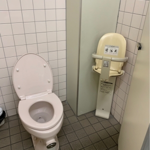 女性用トイレ奥ベビーチェア