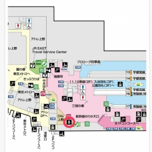 1階中央改札入ってすぐ、みどりの窓口隣