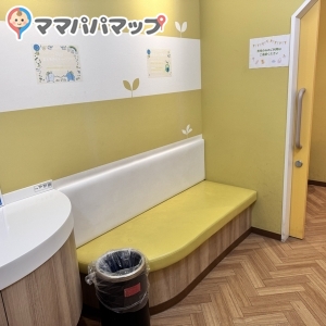 リバーウォーク１Ｆにもあります！ベッド3台と、授乳室が２部屋。調乳用のお水もあり便利でした。清掃員さんがこまめに入られてお掃除されていました。
