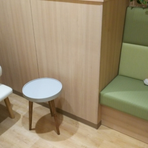 個室の中に椅子が２つあります