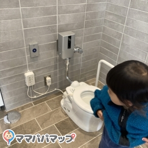 馬事公苑　野外トイレの授乳室・おむつ替え台の写真(5枚目)