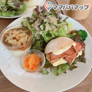 お料理はサンドのプレートや、キッシュのプレートなどありました。