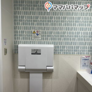 LaLaテラス南千住(2階 女子トイレ内授乳室)の授乳室・オムツ替え台情報 画像3