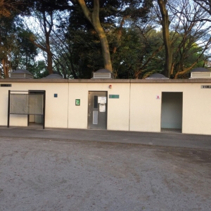 飛鳥山公園 遊具エリア多機能トイレのオムツ替え台情報 画像1