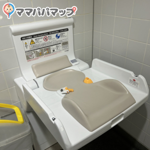 赤色のトイレです