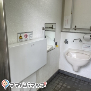 公衆トイレ（洗足池公園休憩所隣）のオムツ替え台情報 画像2