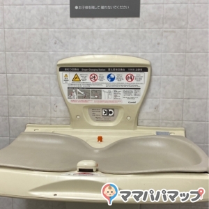 2階の多目的トイレにベビーシートがありました
