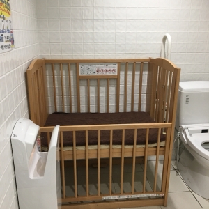 多目的トイレ内ベビーベッド