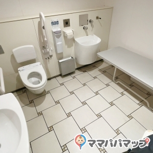 オムツ替えの場所がとにかく広い！オムツ替えもできるし大人も座れる感じで、ベビーカーも余裕で入れます。オムツは持ち帰りです。