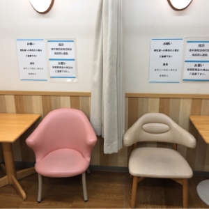 授乳椅子は３脚あり、それぞれカーテンで仕切られています