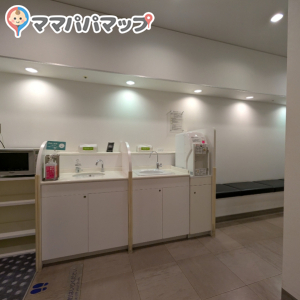 電子レンジ、シンクには浄水器つき、80℃の給湯器あり