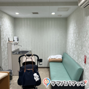 駅長室で授乳室を使いたい旨を伝えると鍵を開けてくれます。広くて清潔です。