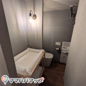 ベビーベッド（オムツ替え可能？）、チェアあり。