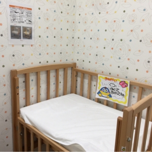 授乳室内のオムツ替えベッドです。