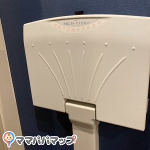 燈乃maison 豊橋店の授乳室・おむつ替え台の写真(1枚目)