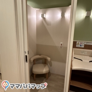 三井アウトレットパーク 倉敷(1F 総合案内所奥)の授乳室・オムツ替え台情報 画像2