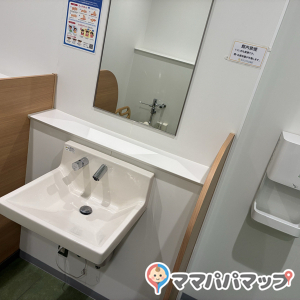 あかし市民図書館(パピオス明石内)(4F)の授乳室・おむつ替え台の写真(2枚目)
