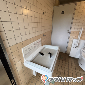 北の丸公園　公衆トイレ(B1)のオムツ替え台情報 画像2
