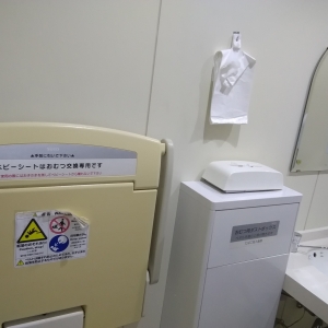 TSUTAYA 城西店(1F)の授乳室・おむつ替え台の写真(1枚目)