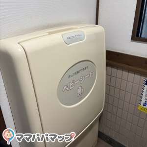 出羽三山神社有料トイレ(1F)の授乳室・おむつ替え台の写真(1枚目)