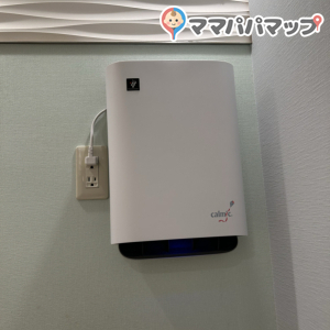 オムツ替え台の上の空気清浄機？