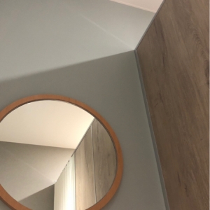 鏡の下に椅子があります。冷房直接当たって寒かったです。