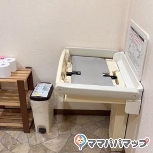 女子トイレのおむつ替え台。軽カフェさんのご好意でお尻拭きとオムツも用意してあります。オムツなくて困ってる時などはありがたいですね。