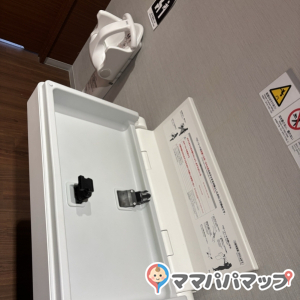 洋服の青山 神戸東灘店のオムツ替え台情報 画像1