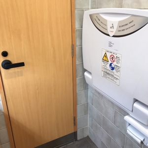 トイレ内にあるオムツ替えシート
