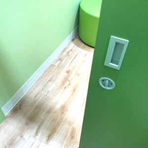 授乳室の扉は鍵がかけられます