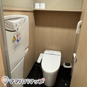 女性トイレの個室1つだけオムツ替え台がありました。狭いのでベビーカーごとは厳しかったですが清潔感ありです。座席は定員さんが椅子をどかしてくれてベビーカーに乗せたまま食事をすることができました。駐車場から入口もスロープがあります。