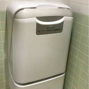 身障者トイレにあるオムツ台です