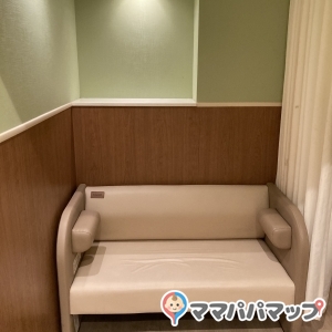 個室外にもソファーがあります。