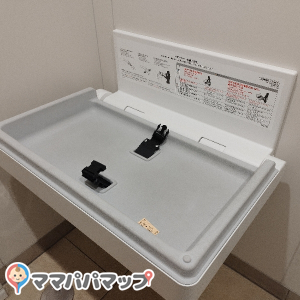 改札外にあるおむつ交換台です。