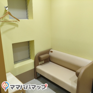 授乳室が広くてきれい、授乳室内にもオムツ替えの台がある。ベビーカーが入れるし、鏡と机とハンガーもある。