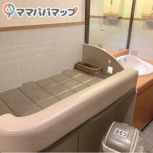 手洗いの横におむつ台があります。ガード付きです。(女子トイレのみです)