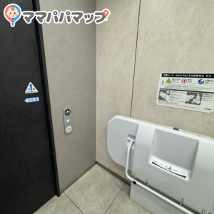 モザイクモール5階 みんなのトイレ 多目的トイレ(5階)のオムツ替え台情報 画像3