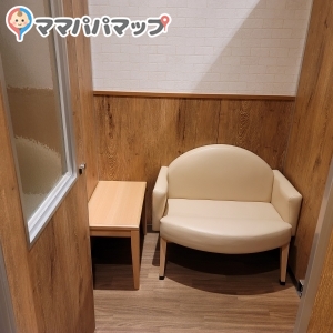 広めの個室、ベビーカーも入れます。