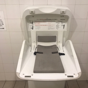 多目的トイレ内におむつ台があります