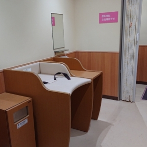 オムツ台と手洗い、奥に授乳室があります。